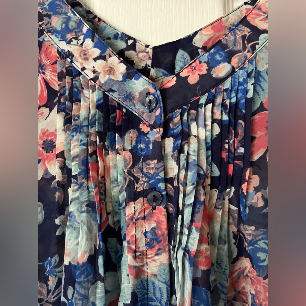 LC Lauren Conrad Size MEDIUM floral blouse 🌸 - Picture 6 of 9